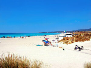 Urlauber am weißen Karibikstrand in Vada