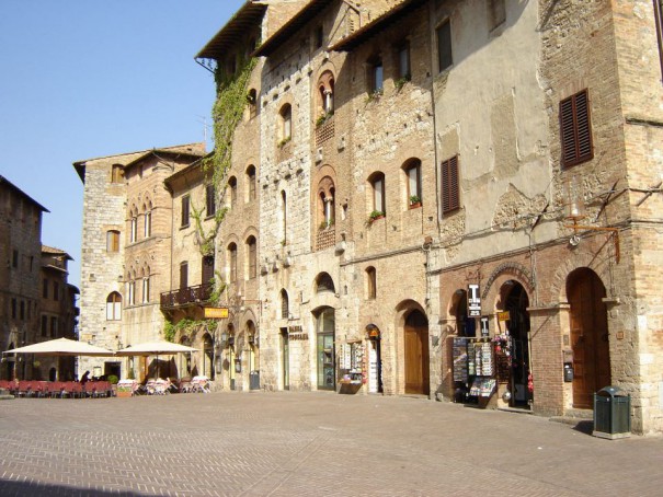 San-Gimignano-Piazza-della-Cisterna-Wik