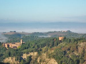 Crete Senesi mit Monte Oliveto