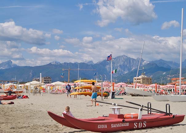 Lido di Camaiore bietet sich für Badeurlaub an