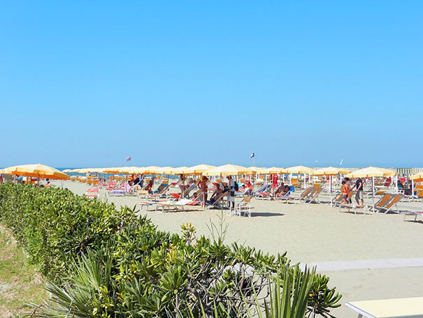 Strand von Marina di Pietrasanta mit Strandschirmen