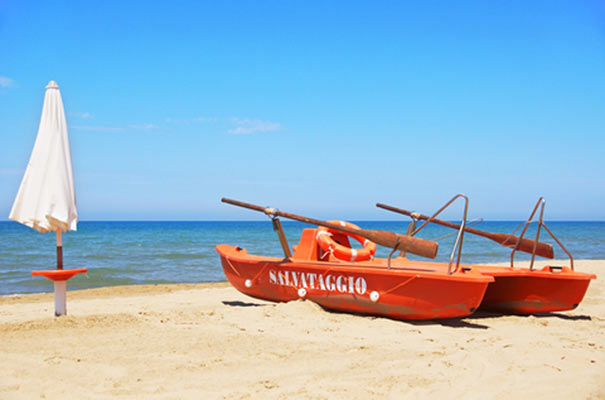 Boot am San Vinzenco Badestrand in der Toskana