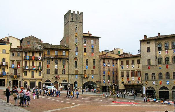 die Patrizierhäuser am Rande der Piazza Grande in Arezzo
