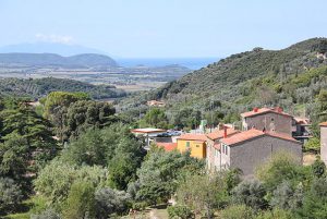 Golf von Baratti mit Teil von Campiglia Marittima