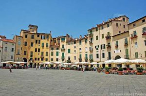Piazza dell'anfiteatro in Lucca