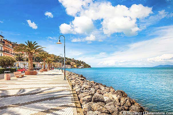 Die Strandpromenade in Porto Santo Stefano