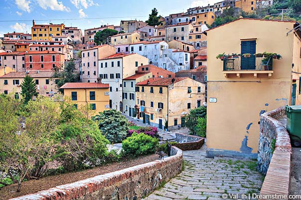 Stadtansicht mit den typischen Häusern in Rio nell’Elba