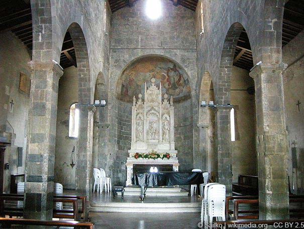 Innenraum der Pieve San Panatalone in Elici