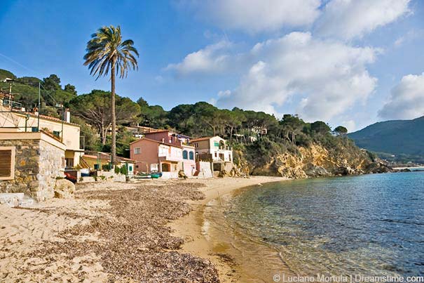 Der paradiesisch anmutende Strand von Forno auf der Insel Elba.