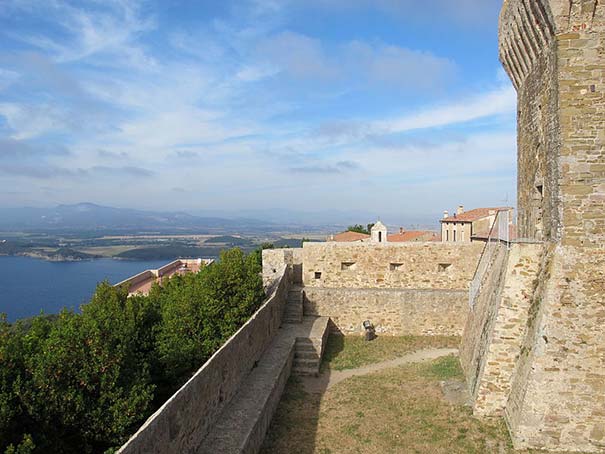 Burg von Populonia mit Blick auf die Umgebung