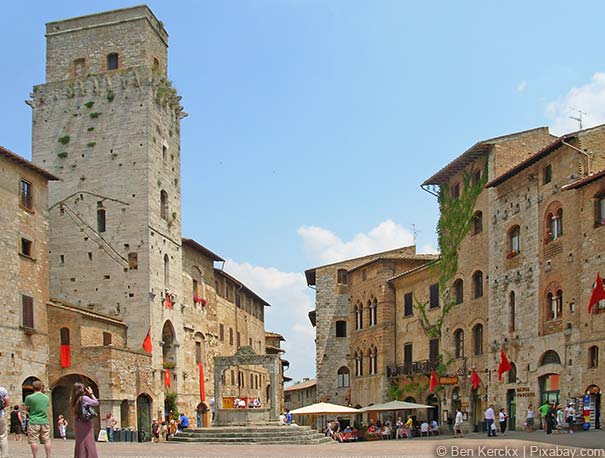 Die Piazza della Cisterna gilt als Herz San Gimignanos.