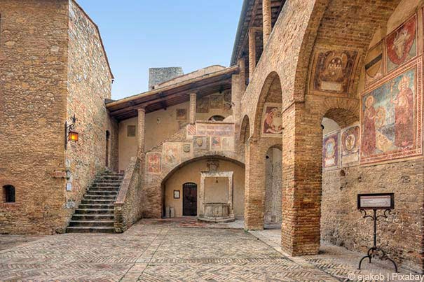 San Gimignano lockt mit schöner Architektur.