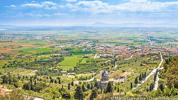 Panoramablick über das Val di Chiana bei Cortona in der Toskana
