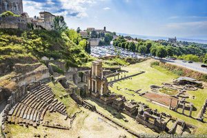 Die Reste des romischen Amphitheater gehört zu den Sehenswürdigkeiten der Stadt.