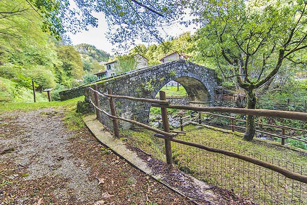 Ponte romanico a Serravalle