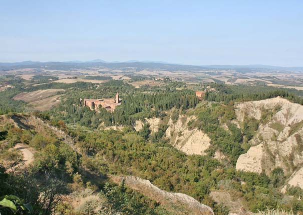 Landschaft von Crete Senesi mit der Abtei Monte Oliveto