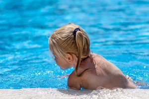 Mädchen im Schwimmbad